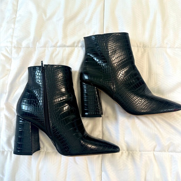 Black faux crocodile pointed boots - Picture 1 of 3
